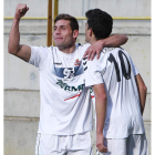 Diego Torres, a la izquierda, celebra el segundo gol de la Cultural con su autor, Gonzalo.