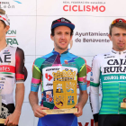 El británico Simon Yates (en el centro) logró la victoria en la Vuelta ciclista a Castilla y León. J. GARCIA