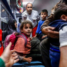 Una familia palestina espera asistencia médica frente a un hospital de Gaza.