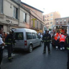 Los bomberos auxiliaron a la mujer herida, que quedó atrapada en la planta baja del edificio.