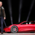 Musk presenta uno de sus modelos en noviembre del 2017. /