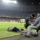 Un cámara, en el Camp Nou.