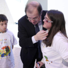 Silvia, de La Milla del Río, junto al presidente Herrera.