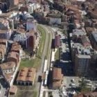 Vista aérea de la zona de la actual estación de la compañía ferroviaria Feve en la ciudad