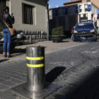 El coche de la Policía Nacional resultó dañado por la subida del bolardo.