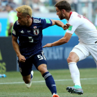 Berezynski trata de frenar al japonés Nagatomo. ZURAB KURTSIKIDZE