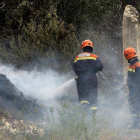 Miembros de Protección Civil participan en las labores de extinción del incendio que se ha declarado en Valdeconcha