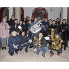 Miembros de la banda de música de Cistierna, en el tradicional desfile de santa Cecilia. CAMPOS