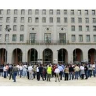 Un grupo de transportistas se concentró ayer ante la sede del Ministerio de Fomento
