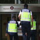 Varios policías en la entrada de la sede de la Diputación de Barcelona, en la calle Londres. TONI ALBIR