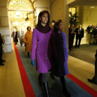 Malia y Sasha Obama se dirigen a la toma de posesión de su padre, Barak Obama.