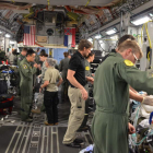Atienden en un avión del Ejército de Estados Unidos a los heridos tras la erupción. EDWARD STATON
