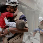 Los "cascos blancos" durante su labor de rescate en Siria.