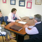El gerente, con los responsables de la asociación.