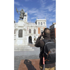 Un turista, ayer, en la Plaza Mayor de Valladolid.