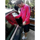 Messi sube a su coche tras abandonar el hospital.