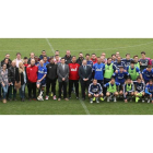 El Toralín fue el escenario de la foto de familia para el recuerdo en la que figuran futbolistas, técnicos y dirigentes de la Deportiva acompañados por los representantes de los medios de comunicación social de la provincia