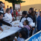 García Bayón reparte los bocadillos a los asistentes.