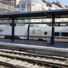 El Alvia Barcelona-La Coruña tuvo que ir hacia atrás hasta la estación de León cuando ya había sobrepasado Astorga. MARCIANO PÉREZ