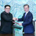 El líder norcoreano Kim Jong-un y el presidente surcoreano, Moon Jae-in estrechan la mano tras firmar un acuerdo. KOREA SUMMIT PRESS
