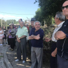 Algunos vecinos esperan a la puerta del Ayuntamiento. A.V.
