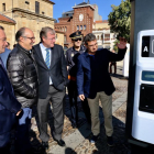 El alcalde en la presentación de la red para recarga de vehículos eléctricos en León.