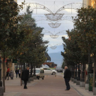 Imagen tomada ayer de los arcos navideños en la avenida de España, todavía apagados.