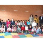 Emilio Gutiérrez, en el centro, junto a alumnos, profesores y autoridades locales en el colegio de V