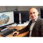 El arquitecto leonés Francisco Valbuena, en su despacho en la Unidad Técnica de Arquitectura de la Universidad de Valladolid. DL