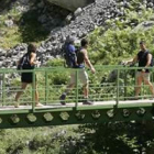 Un grupo de turistas realiza la ruta del Cares por la vertiente leonesa de Picos de Europa.