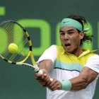 El tenista español Rafael Nadal golpea la bola durante el partido de ayer