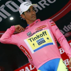 Alberto Contador, en el podio del Giro, donde sí pudo vestirse de rosa, lo que el jueves no pudo hacer por culpa de la caída sufrida.