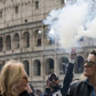 Un hombre alza una lata de humo durante una protesta frente al Coliseo de Roma  Italia   durante una huelga convocada hoy  23 de marzo de 2017  tras la reunion de ayer entre taxistas y gobierno en la que no se llego a un acuerdo