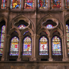 La vidriera correspondiente a la provincia leonesa, en una imagen que refleja todos sus detalles.