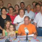 El matrimonio de Villablino junto a su familia durante la rueda de prensa