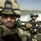 Soldados norteamericanos patrullan en el Tigris a su paso por Bagdad