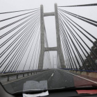 Un vehículo pasa por el puente de Fernández-Casado en la autopista a Asturias