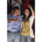 Humala saluda a sus simpatizantes con su esposa Nadine.