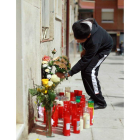Los vecinos colocan flores en recuerdo de los fallecidos.
