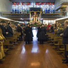 La Virgen del Camino avanza hacia el altar de la Basílica donde se efectuó la Plegaria. FERNANDO OTERO