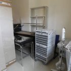 Camillas mobiliario y material médico se encuentran en el nuevo edificio sin desembalar.