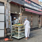 Sobre estas líneas, un montón de cerámica hecha añicos después del terremoto que afectó a un número importante de tiendas de souvenirs del Zoco de Marrakech. Al lado, algunas de las imágenes del rastro que el gran seísmo dejó en la Medina, tomadas al día siguiente, cuando los vecinos ya habían recogido y apartado buena parte de los cascotes. Las calles de La Mellah, el barrio judío de la ciudad, resultaron especialmente dañadas.