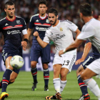 Los jugadores del Real Madrid Isco y Cristiano Ronaldo, ante la oposición de Maxime Gonalons, futbolista del Olympique de Lyon.