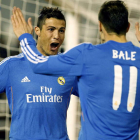 Cristiano Ronaldo celebra con Gareth Bale el primer gol del portugués, ayer, ante el Rayo Vallecano.