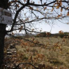 Un cartel delimitador de un coto de caza en el término municipal de Santa Colomba de Somoza