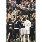 La plantilla madridista mantea a su entrenador Mourinho, imagen de la izquierda. Ramos lanza su camiseta a la afición, arriba. Marcelo y Ronaldo lo celebran.