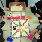 Los alumnos del Ordoño II trabajando con el juego ideado en la Facultad de Económicas.