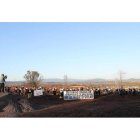 Un momento de la protesta de ayer en la zona talada para el proyecto de huerto solar en Otero. ANA F. BARREDO