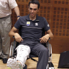 Contador con su pierna inmovilizada