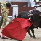 Miguel Ángel Perera en la faena a su primer toro.